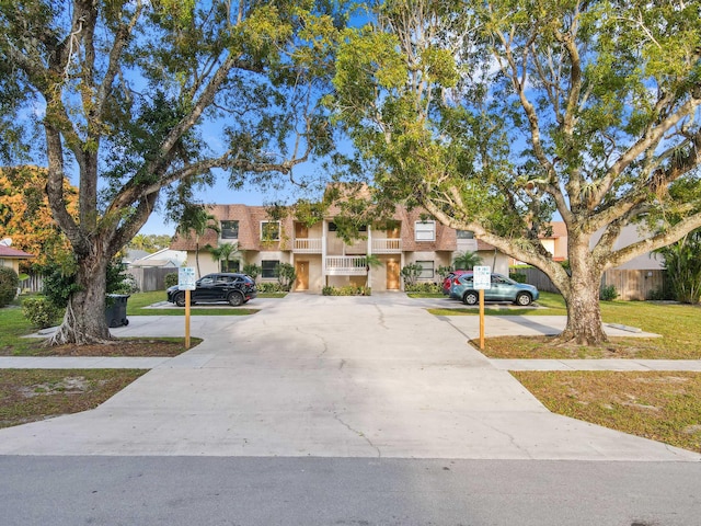 view of front facade with a front lawn