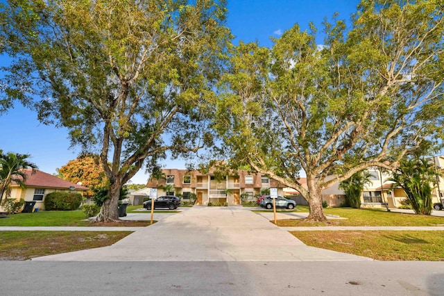 view of front of property with a front yard