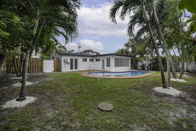 view of yard with a fenced in pool