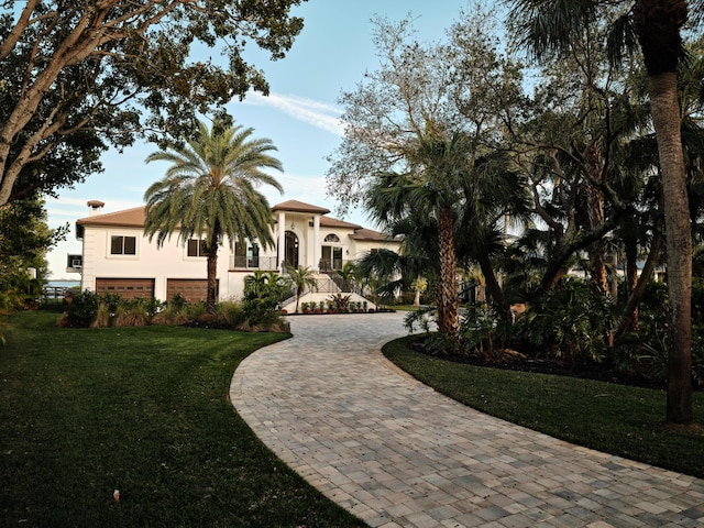 view of front facade featuring a garage and a front yard