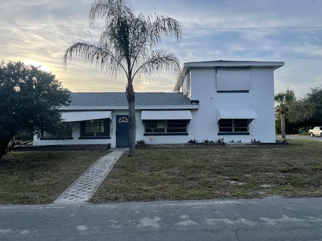 view of front of property featuring a lawn