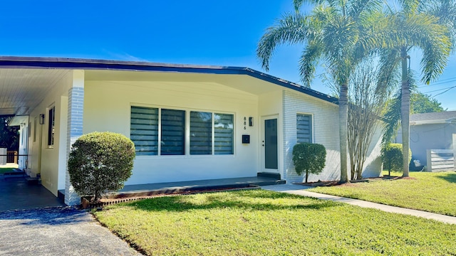 view of front facade featuring a front lawn