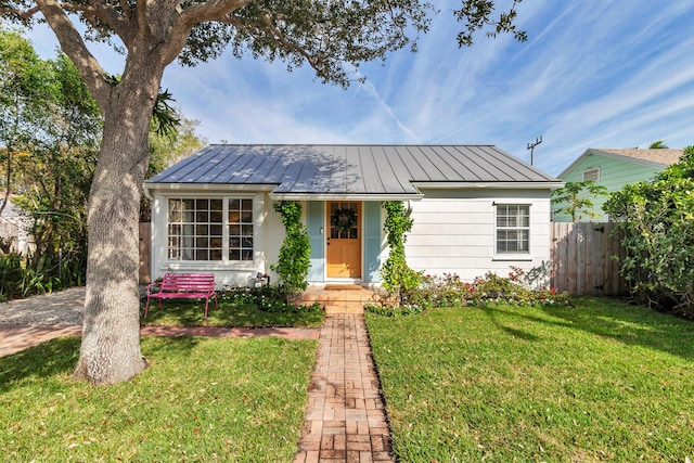 view of front of house featuring a front lawn