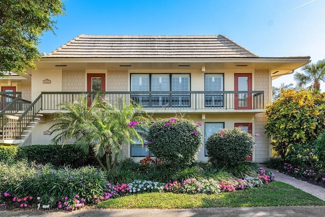 view of front of home featuring a balcony