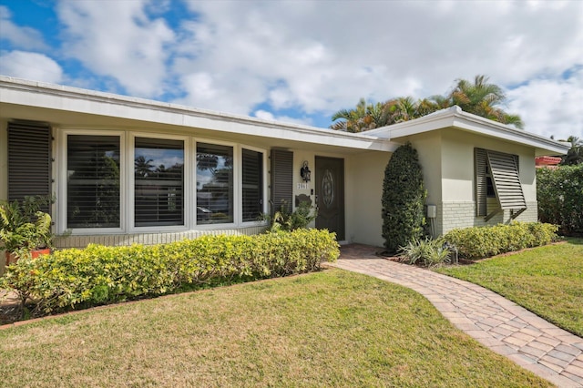 single story home with a front lawn