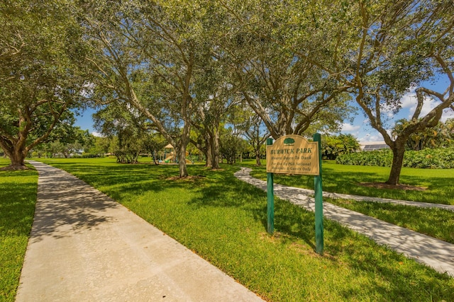 view of property's community featuring a lawn