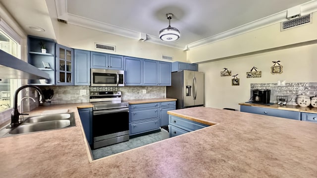 kitchen featuring crown molding, stainless steel appliances, visible vents, a sink, and blue cabinets