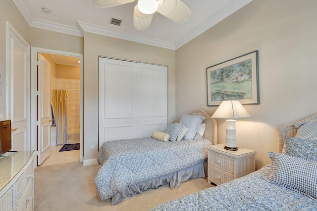 bedroom featuring light carpet, crown molding, a closet, and ceiling fan