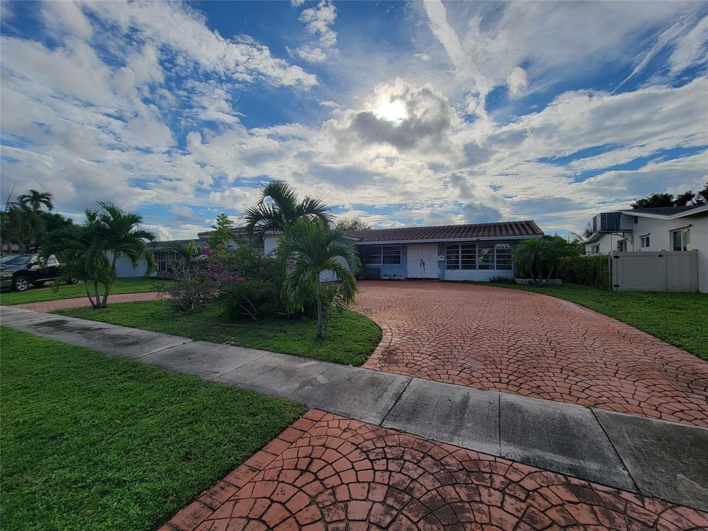 single story home with a front yard