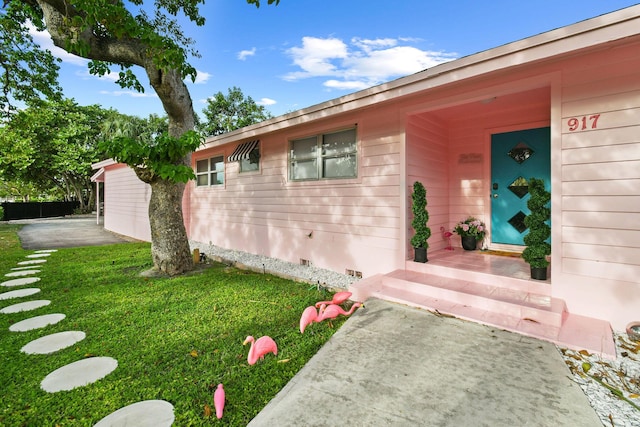 property entrance featuring a yard