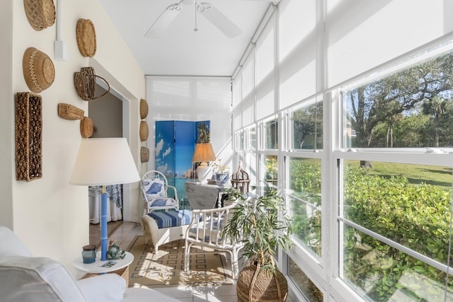 sunroom with ceiling fan