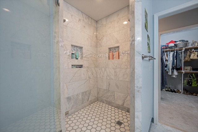 bathroom featuring tiled shower