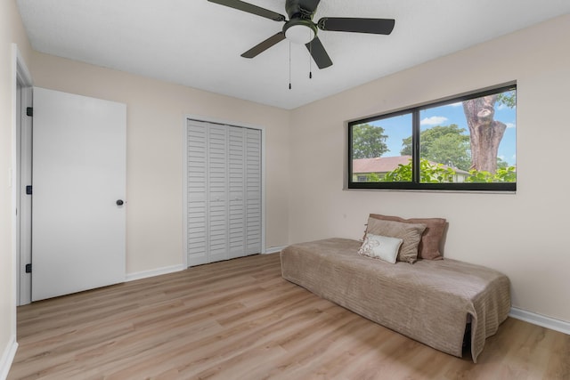 sitting room featuring light hardwood / wood-style floors and ceiling fan