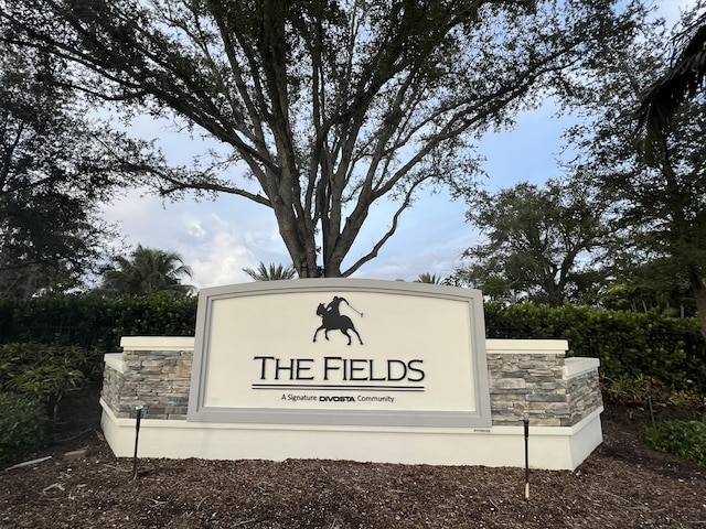 view of community / neighborhood sign