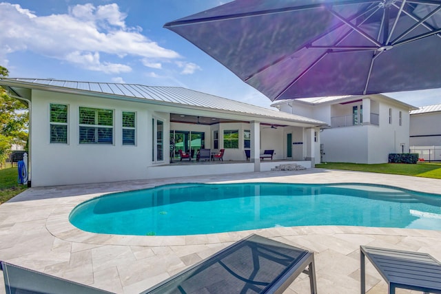 view of swimming pool with a patio area and ceiling fan