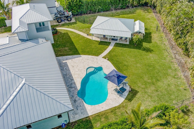 view of swimming pool featuring a lawn