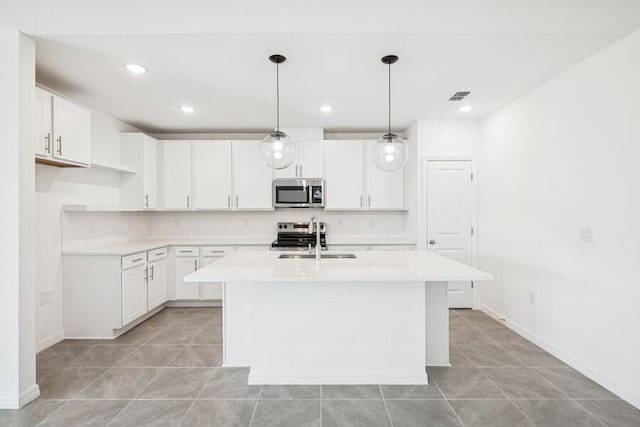 kitchen featuring a sink, stainless steel appliances, backsplash, and visible vents