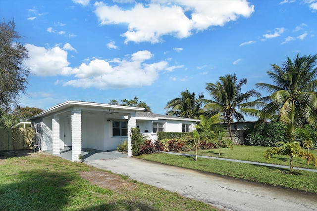 view of front of home featuring a front lawn and a carport