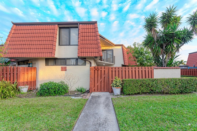 view of front of home featuring a front lawn