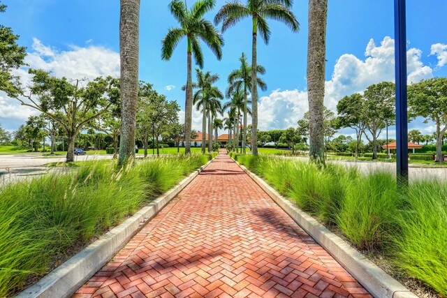 view of property's community featuring a yard