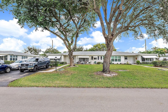 view of front of house featuring a front yard