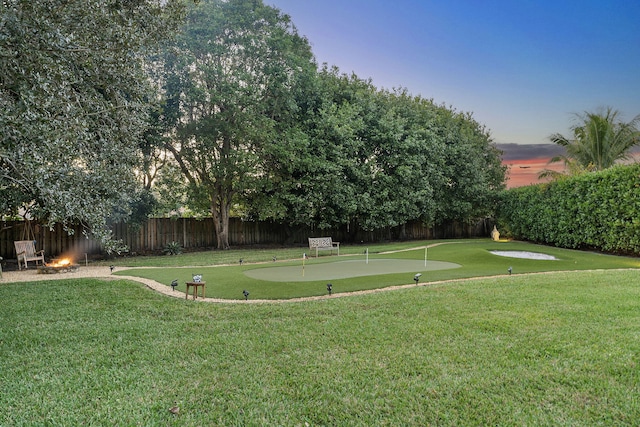 view of property's community featuring a lawn