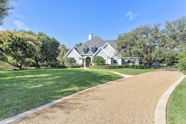 view of front of property featuring a front lawn