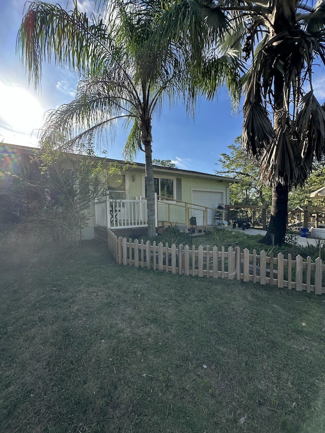 view of front facade with a garage and a front yard