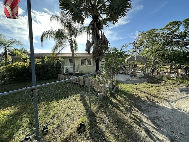 view of front facade with a front lawn