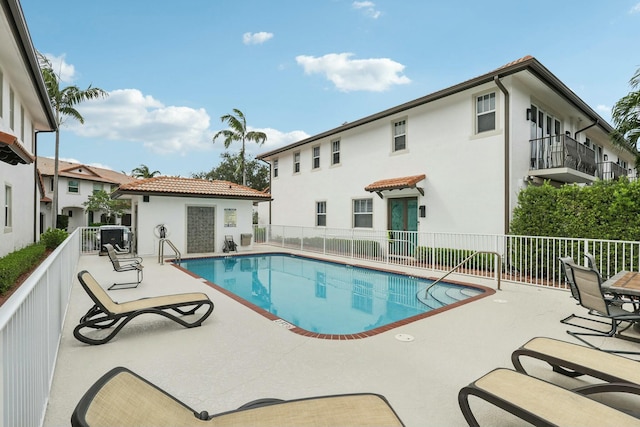 view of swimming pool featuring a patio