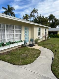 view of front of home featuring a front yard