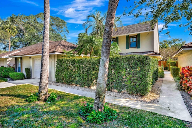 view of front facade featuring a garage and a front yard