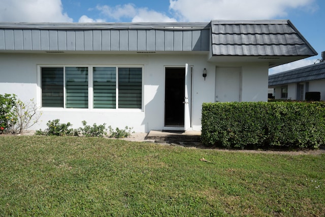 view of front of home featuring a front yard