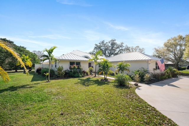 view of front of property with a front lawn