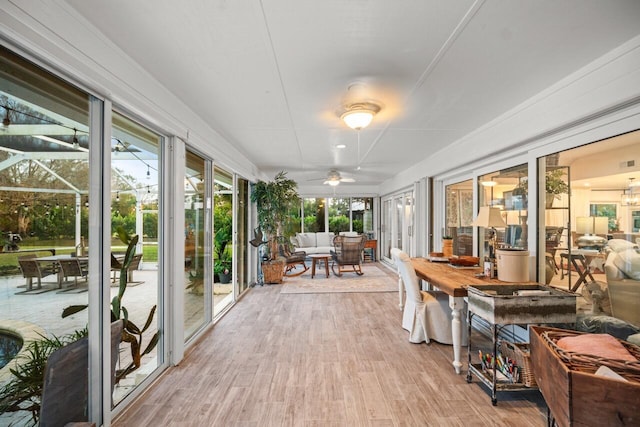 sunroom with ceiling fan