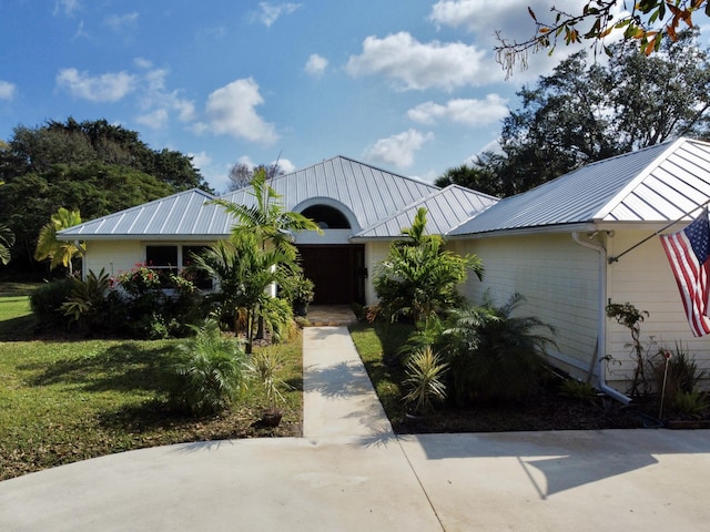 view of front facade featuring a front yard