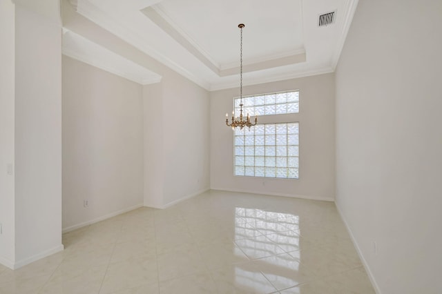 unfurnished room featuring an inviting chandelier, ornamental molding, baseboards, a raised ceiling, and visible vents