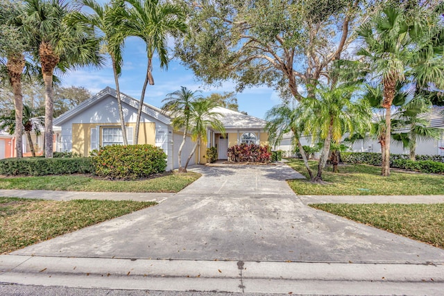 view of front of property featuring a front lawn