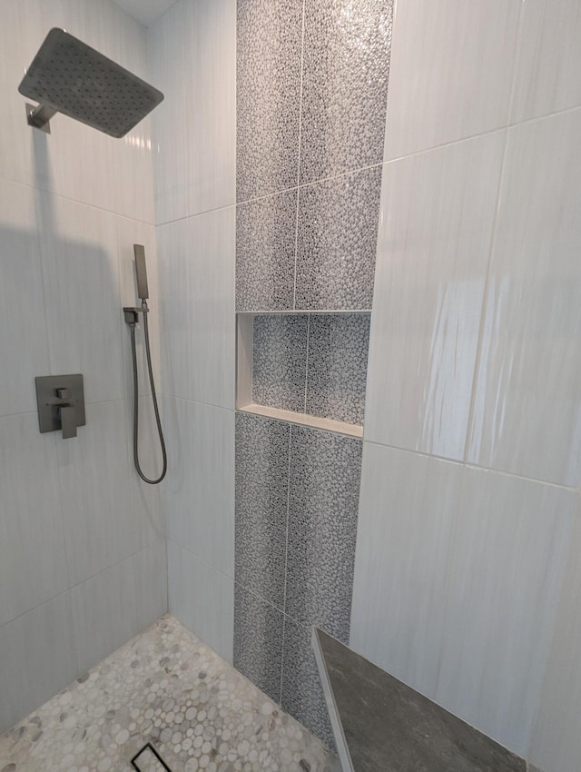 bathroom featuring tiled shower