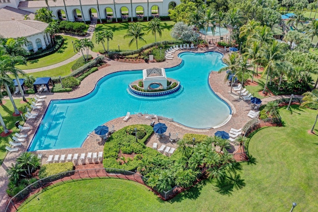 view of swimming pool featuring a lawn