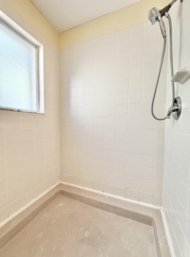 bathroom featuring a tile shower