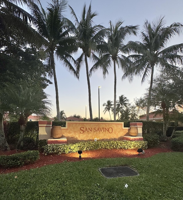 community / neighborhood sign featuring a yard