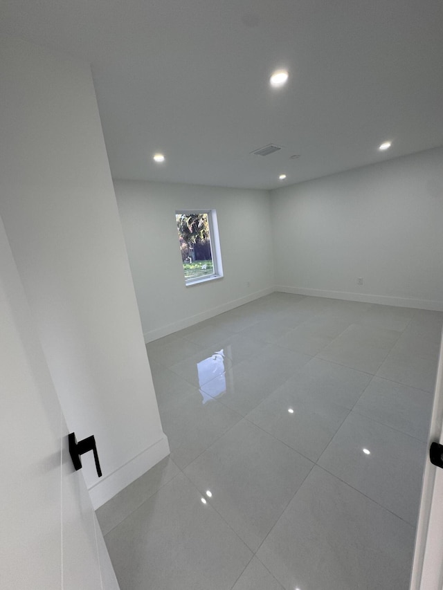 empty room featuring light tile patterned floors