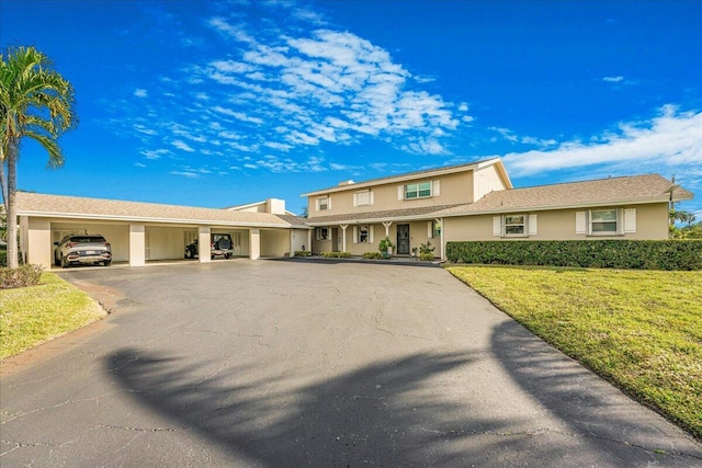 view of front of property featuring a front yard