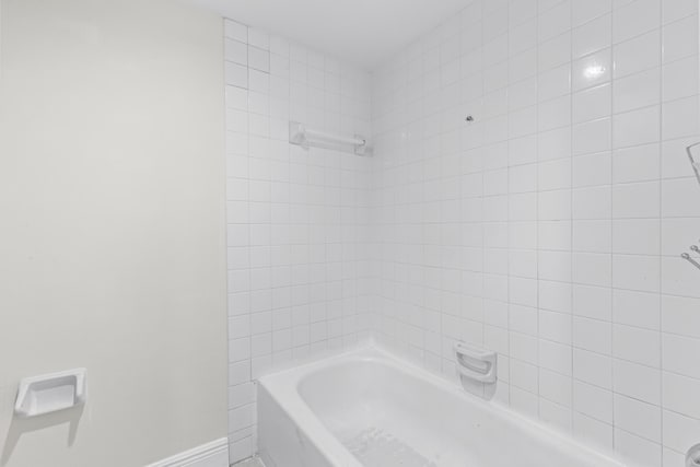 bathroom featuring tiled shower / bath