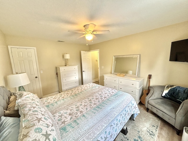 bedroom featuring ceiling fan and a textured ceiling