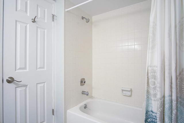 bathroom featuring shower / bath combo with shower curtain