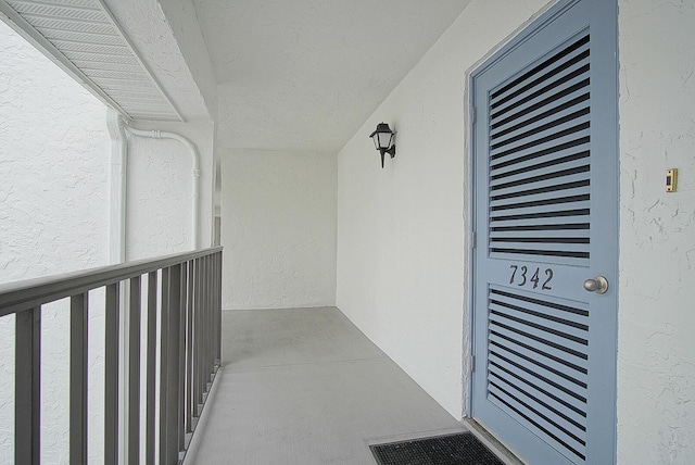 property entrance featuring a balcony