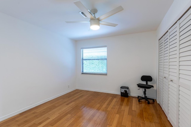 unfurnished room featuring light wood-style flooring, visible vents, baseboards, and ceiling fan