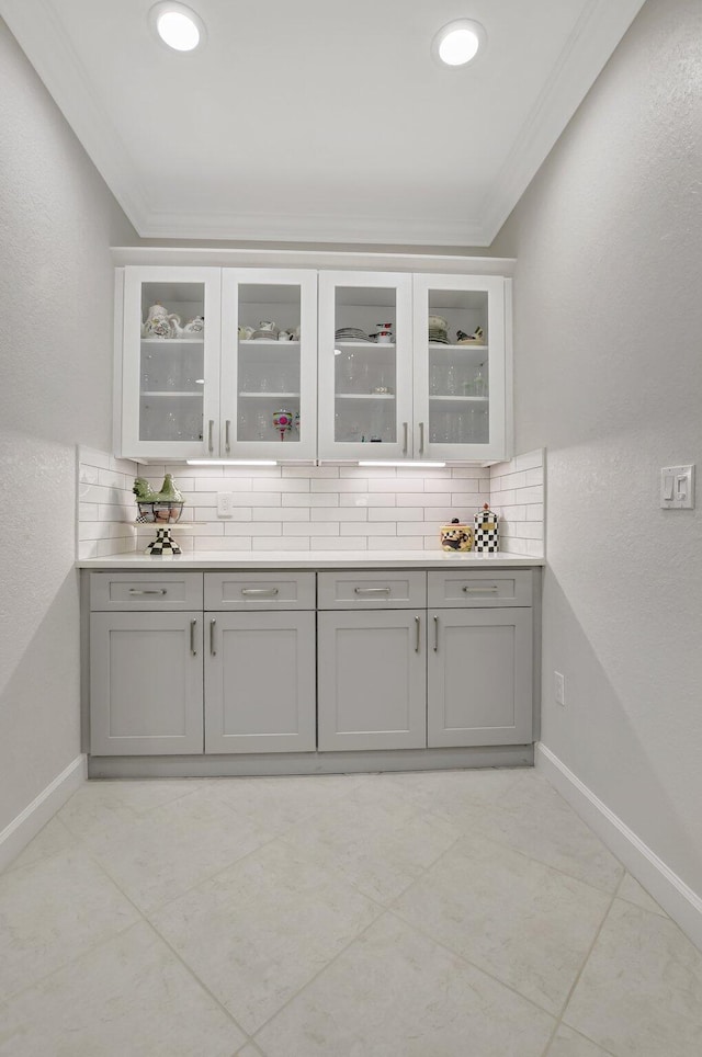 bar with tasteful backsplash, recessed lighting, crown molding, and baseboards